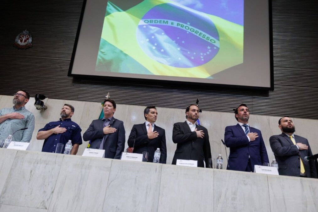 Com Flávio Bolsonaro presidenciável, Carlos recebe honraria na Alesp
