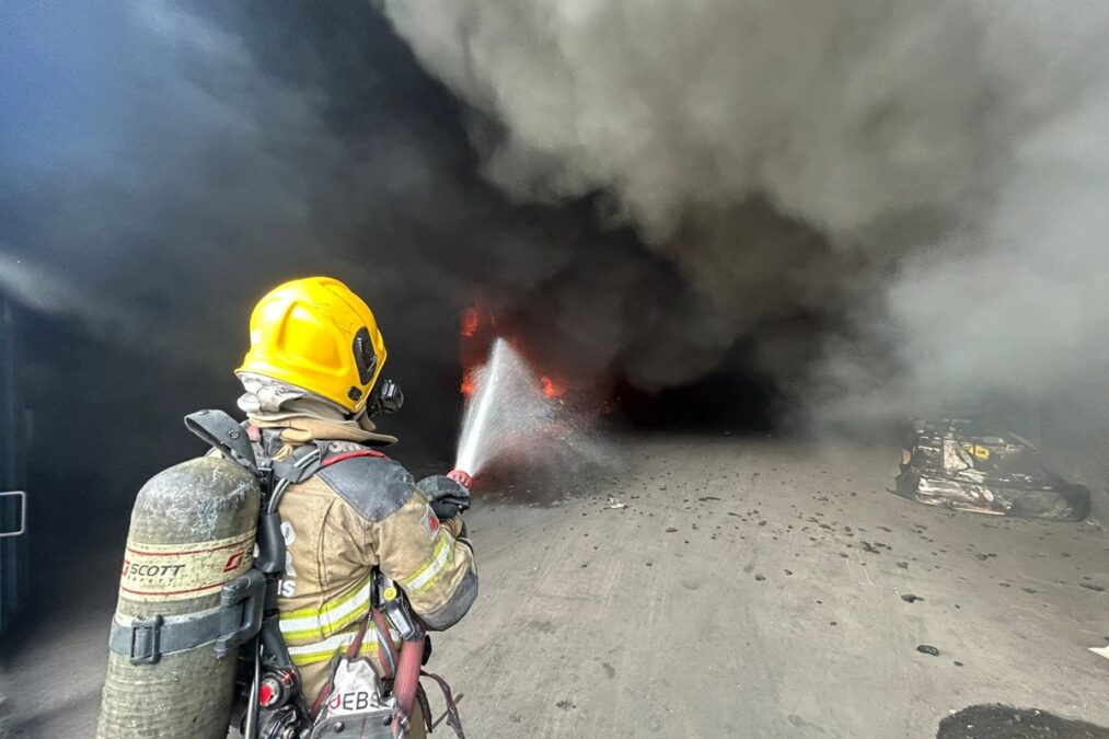 Incêndio atinge galpão com 150 toneladas em borracha em Betim