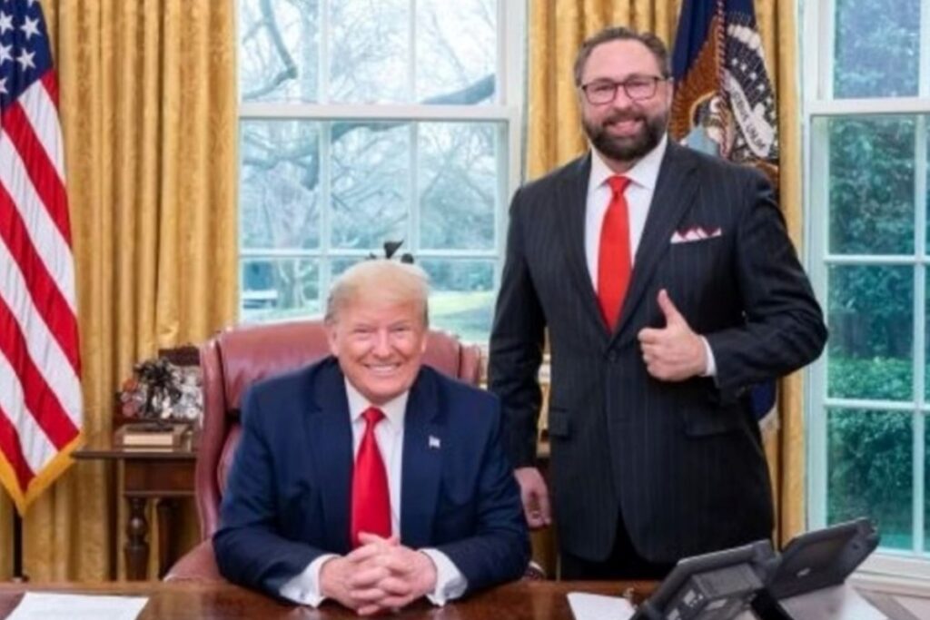 conselheiro-de-trump-se-manifesta-sobre-candidatura-de-flavio-bolsonaro