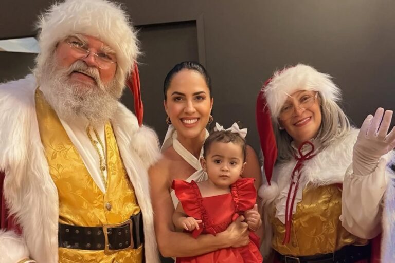 fotos:-graciele-lacerda-encanta-fas-ao-mostrar-clara-com-o-papai-noel