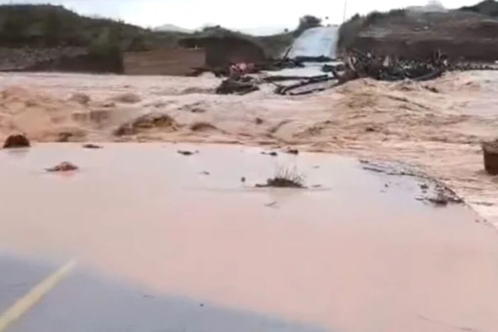 Rio transborda após tempestade e força retirada de moradores na Grécia
