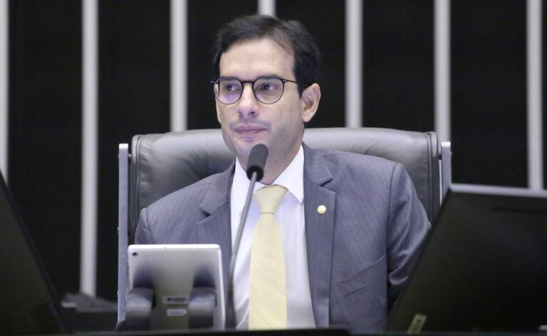 relator-apresenta-substitutivo-de-projeto-que-acaba-com-a-escala-6×1