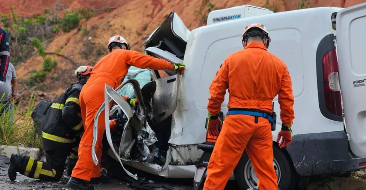 Colisão frontal deixa um morto e outro ferido em rodovia de Maceió
