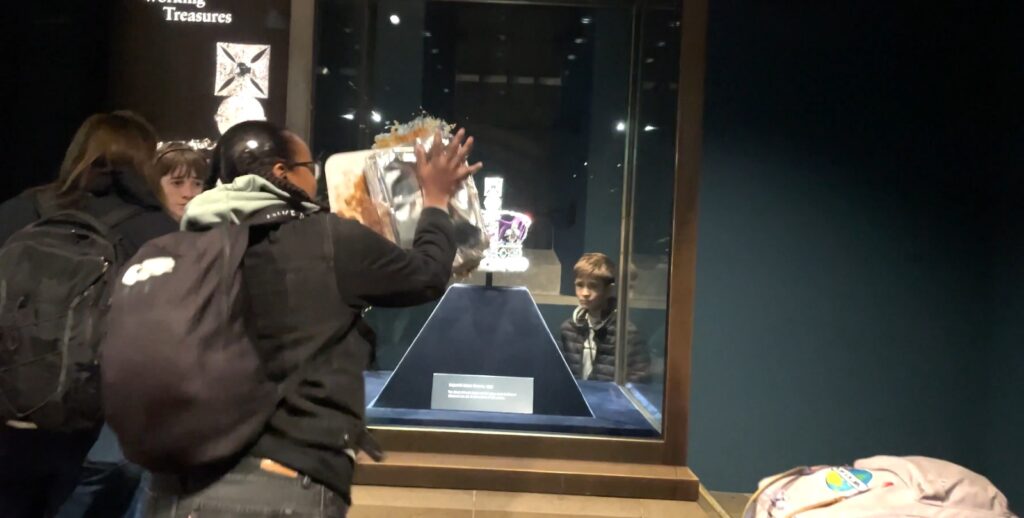 manifestantes-jogam-bolo-contra-vitrine-das-joias-da-coroa-em-londres