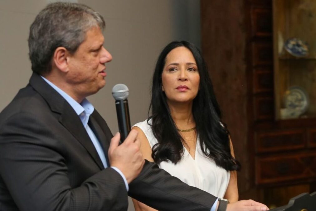 Tarcísio patina no eleitorado feminino e tenta empoderar primeira-dama