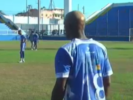 marcado-no-sistema-e-ligado-no-jogo:-atacante-de-time-do-rio-joga-com-tornozeleira-eletronica