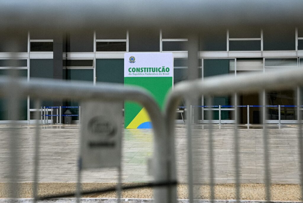 o-mundo-mais-autoritario-(por-gaudencio-torquato)
