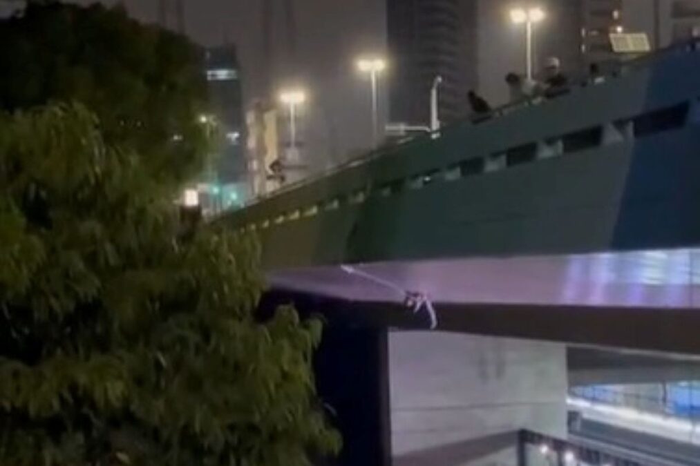 Mulher bate a cabeça após saltar de bungee jump no Viaduto Sumaré