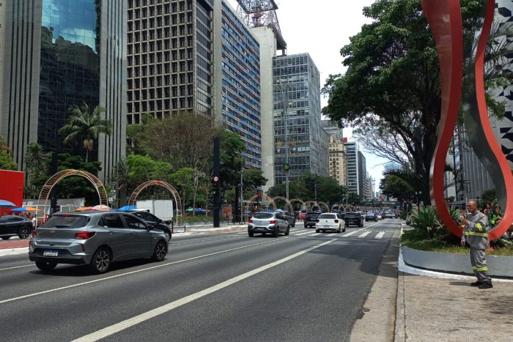 Em dia de atos e aniversário, Avenida Paulista não fecha para carros