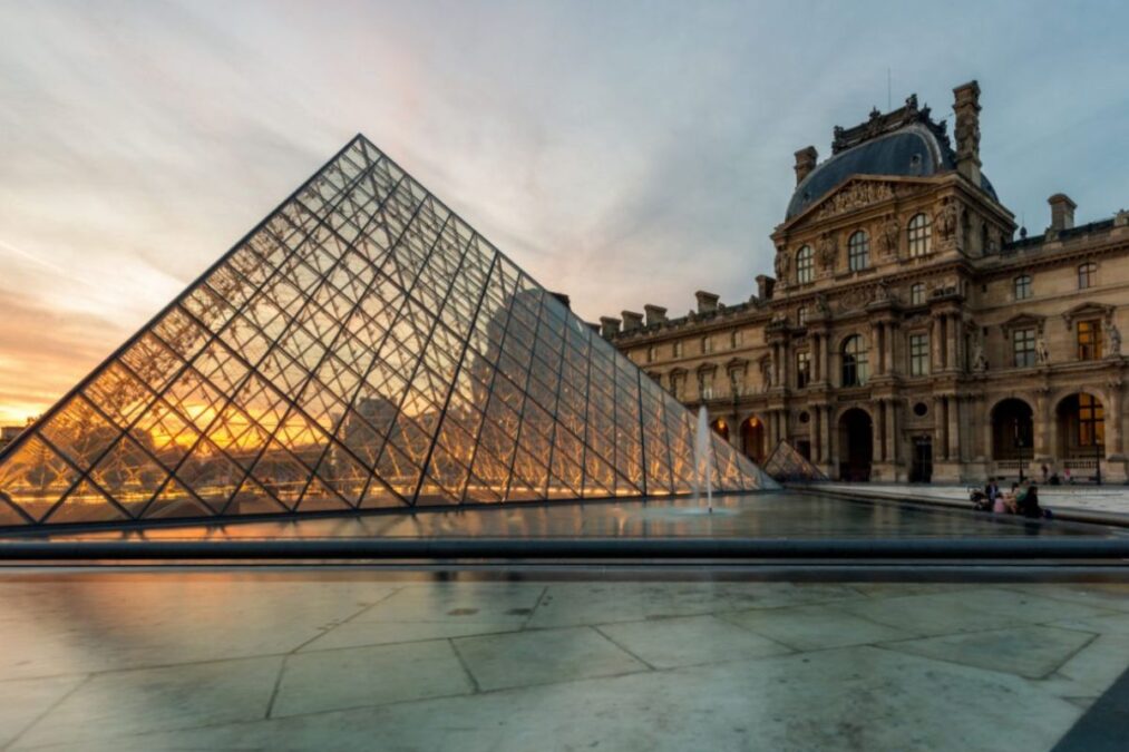 Vazamento de água danifica 400 livros do acervo do Museu do Louvre