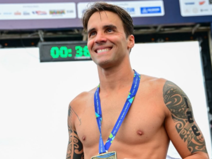 ex-marido-de-ivete-sangalo-conquista-prova-de-natacao-em-salvador-e-cantora-celebra