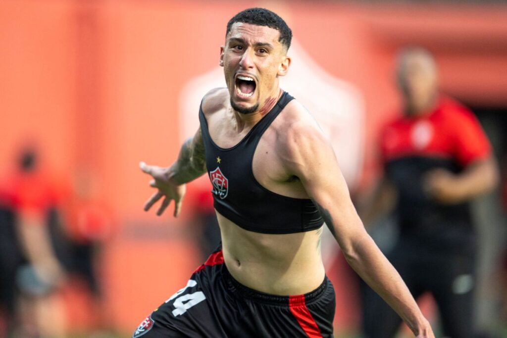 com-gol-de-baralhas,-vitoria-vence-sao-paulo-e-se-garante-na-serie-a