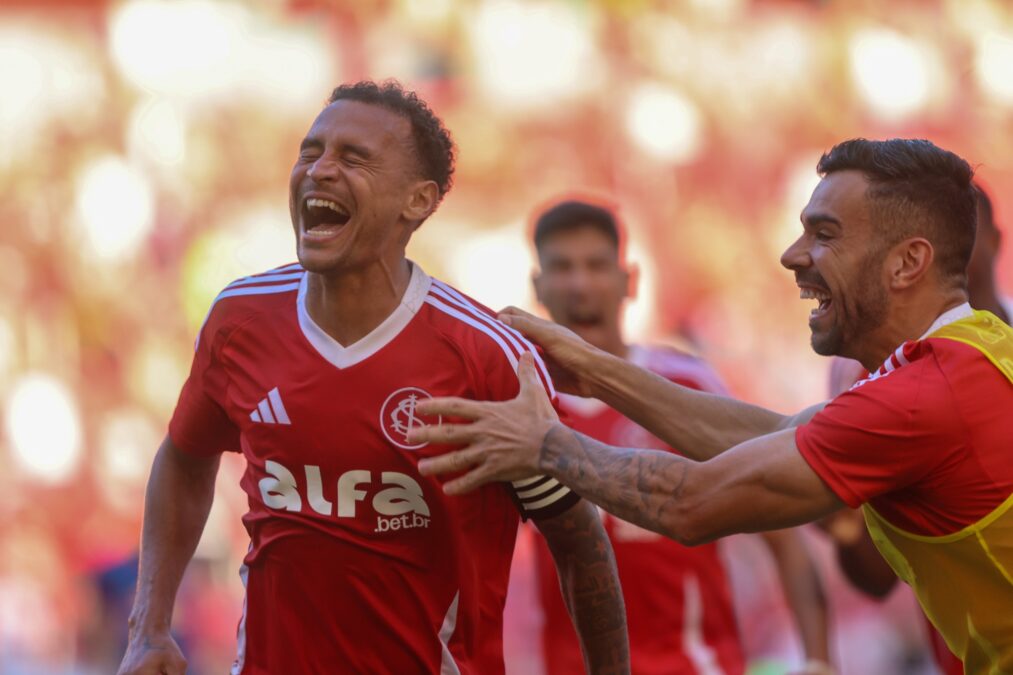 Brasileirão: Internacional derrota Bragantino e escapa do rebaixamento