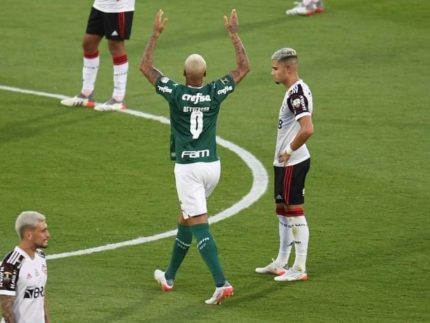 apos-provocacao-e-derrota-na-final,-andreas-pereira-arquiva-fotos-com-camisa-do-flamengo