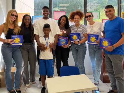 virginia-prestigia-irmao-de-vini-jr.-em-atividade-da-escola-ao-lado-da-familia-do-craque