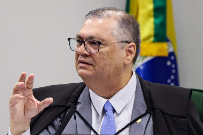 dino-manda-pf-apurar-quadro-generalizado-de-ilicitudes-em-emendas-pix