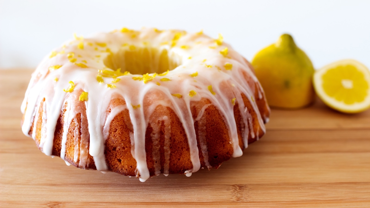 Bolo de limão fofinho com cobertura cremosa; confira a receita