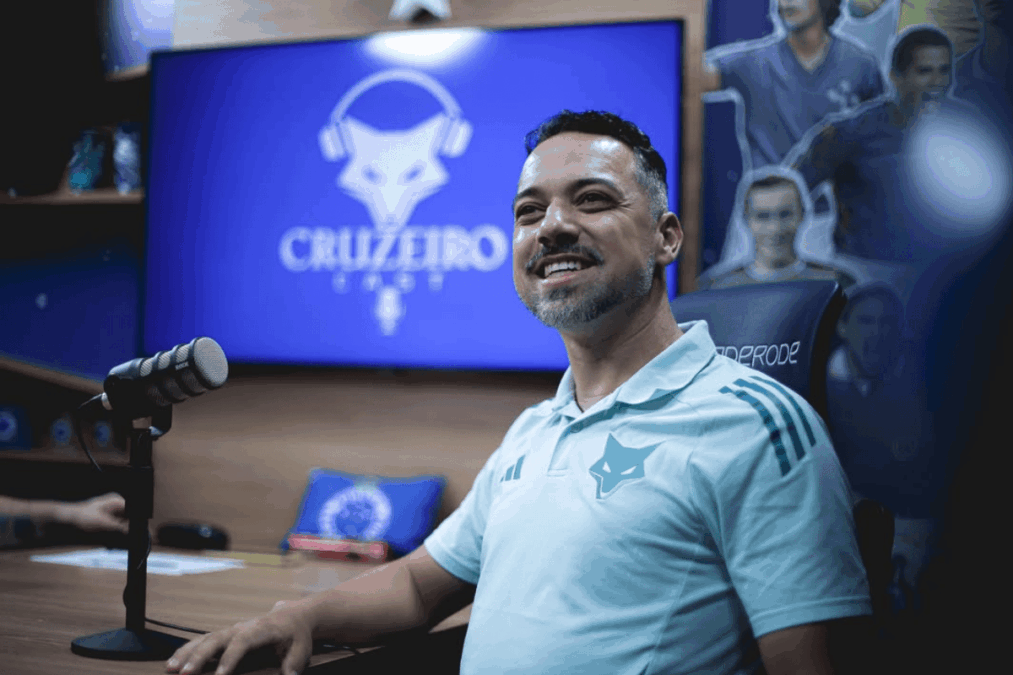 Jonas Urias é eleito o melhor técnico do futebol feminino pela CBF
