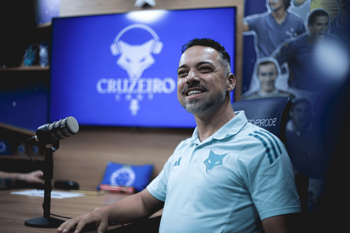 jonas-urias-e-eleito-o-melhor-tecnico-do-futebol-feminino-pela-cbf