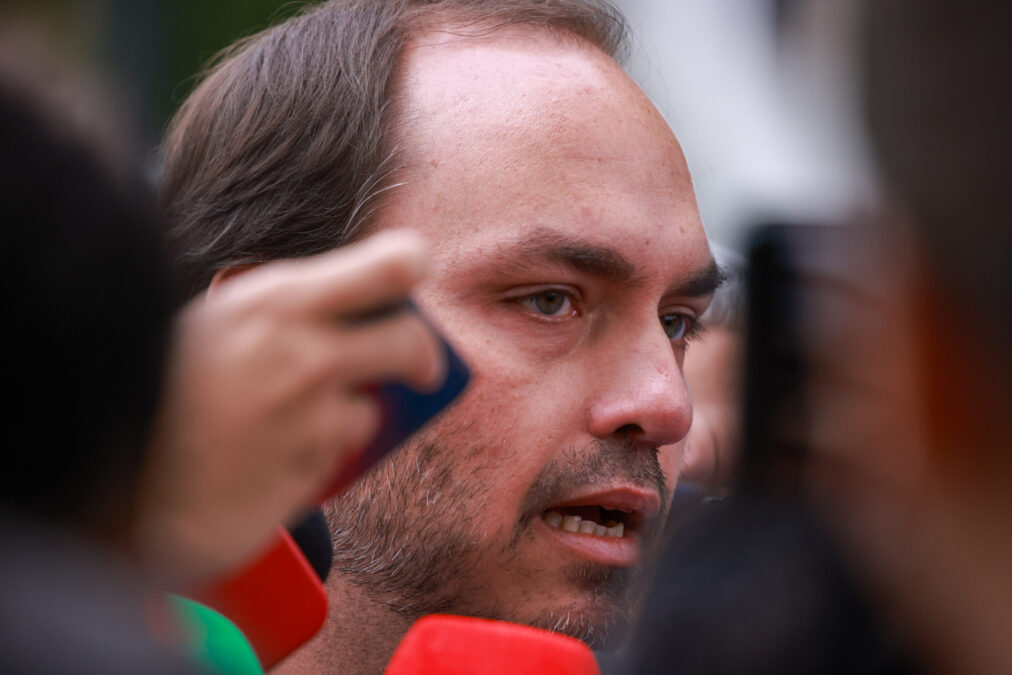 Carlos parte para o ataque ao Centrão após Flávio pedir apoio ao grupo