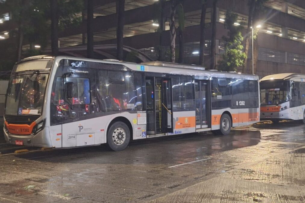 Ônibus circulam sem letreiro e ignoram passageiros após greve em SP