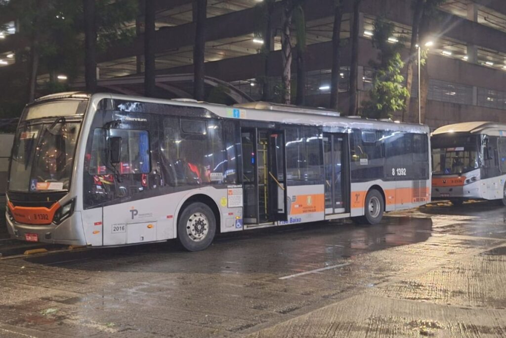 onibus-circulam-sem-letreiro-e-ignoram-passageiros-apos-greve-em-sp
