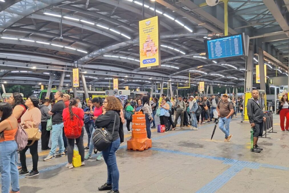 “Pega de surpresa”: passageiros relatam caos durante greve de ônibus