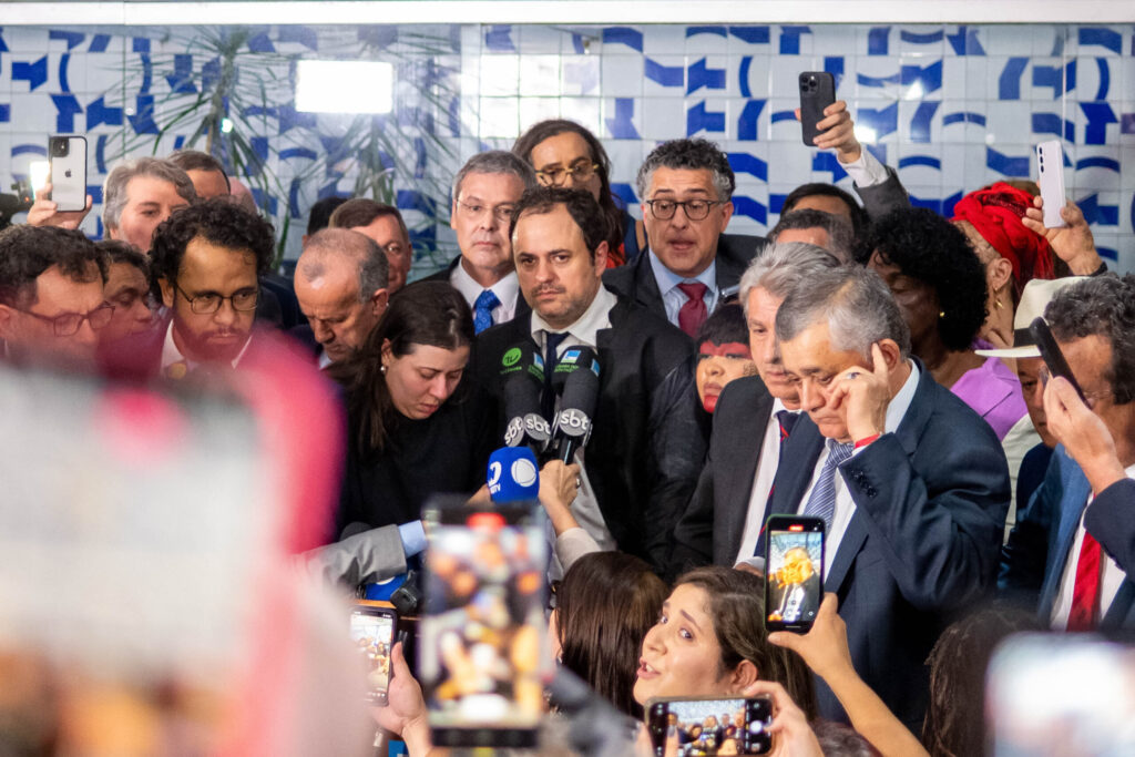 imagens-mostram-a-expulsao-e-agressao-de-jornalistas-na-camara