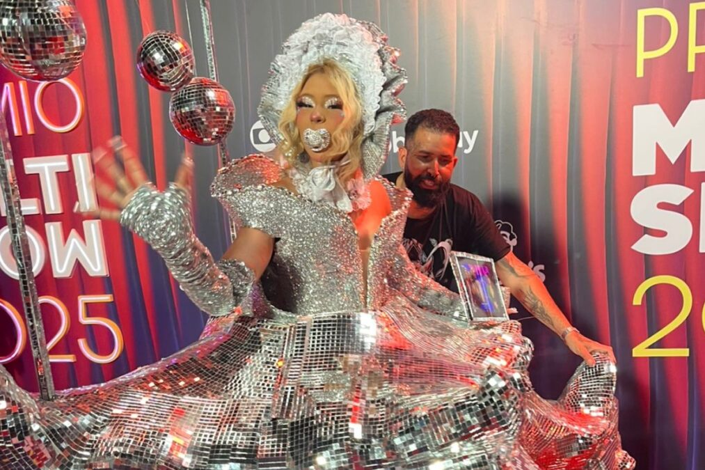 De chupeta, Wenny usa vestido inusitado e caro no Prêmio Multishow