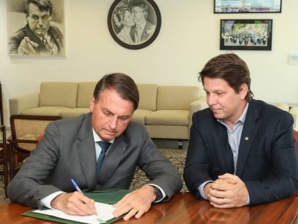 “dark-horse”:-mario-frias-explica-por-que-o-filme-sobre-bolsonaro-foi-gravado-em-ingles