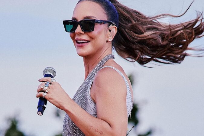 solteira,-ivete-sangalo-posa-de-biquini-e-esbanja-corpao.-veja-fotos