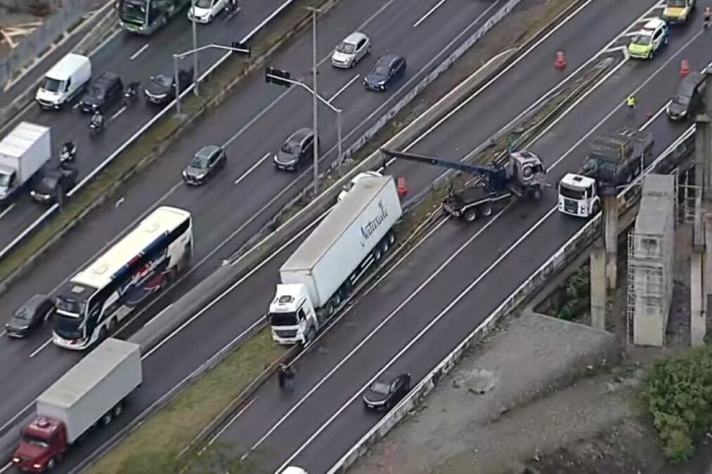 Caminhão invade canteiro central da Marginal Tietê e bloqueia faixa