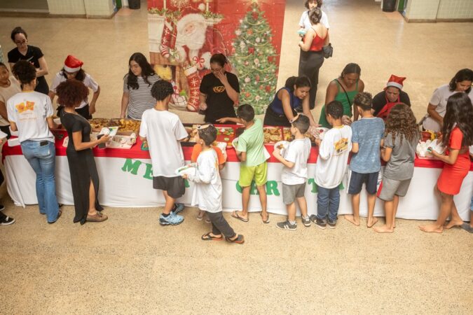 com-papai-noel,-ingles-na-estrutural-tera-natal-para-120-alunos