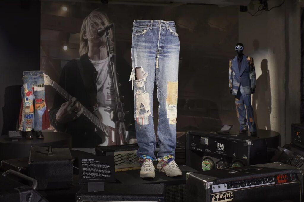 de-kurt-cobain,-calca-jeans-mais-cara-da-historia-e-exposta-em-museu