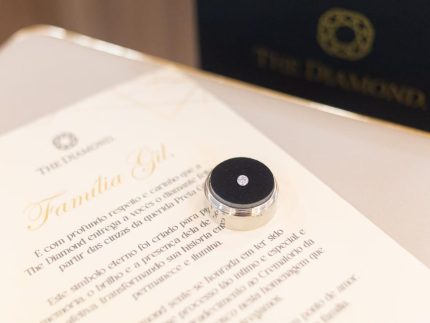 diamante-feito-das-cinzas-de-preta-gil-e-entregue-a-familia-da-cantora