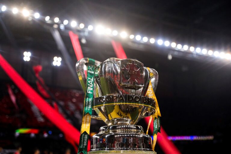 cruzeiro-e-corinthians-divulgam-escalacao-para-semi-da-copa-do-brasil