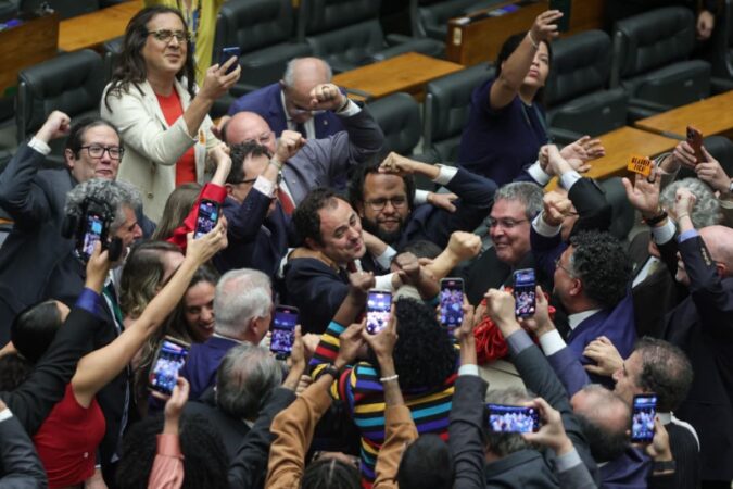 veja-reacao-de-glauber-braga-ao-se-livrar-de-cassacao-na-camara