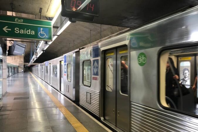 ladrao-trapalhao:-homem-devolve-celular-roubado-e-e-agredido-no-metro