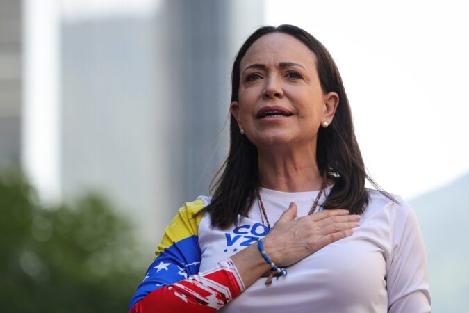 nobel-da-paz:-maria-corina-chega-a-noruega-e-faz-rara-aparicao-publica