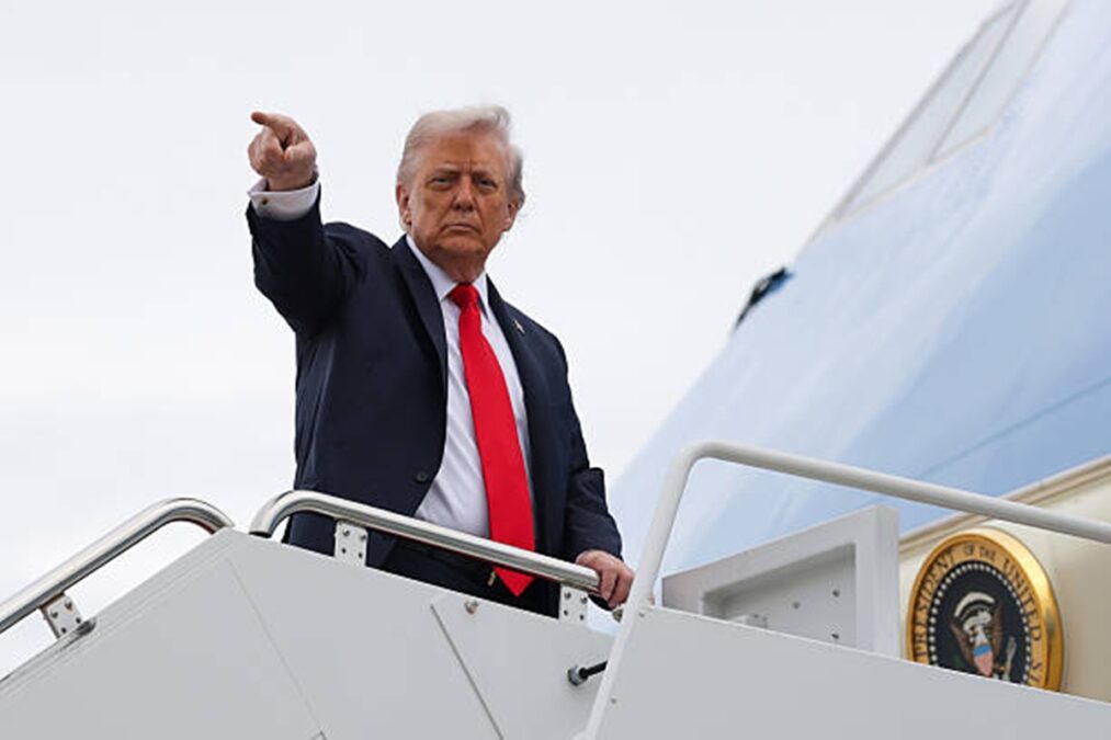 Trump ataca CNN e pede que emissora seja incluída em venda da Warner