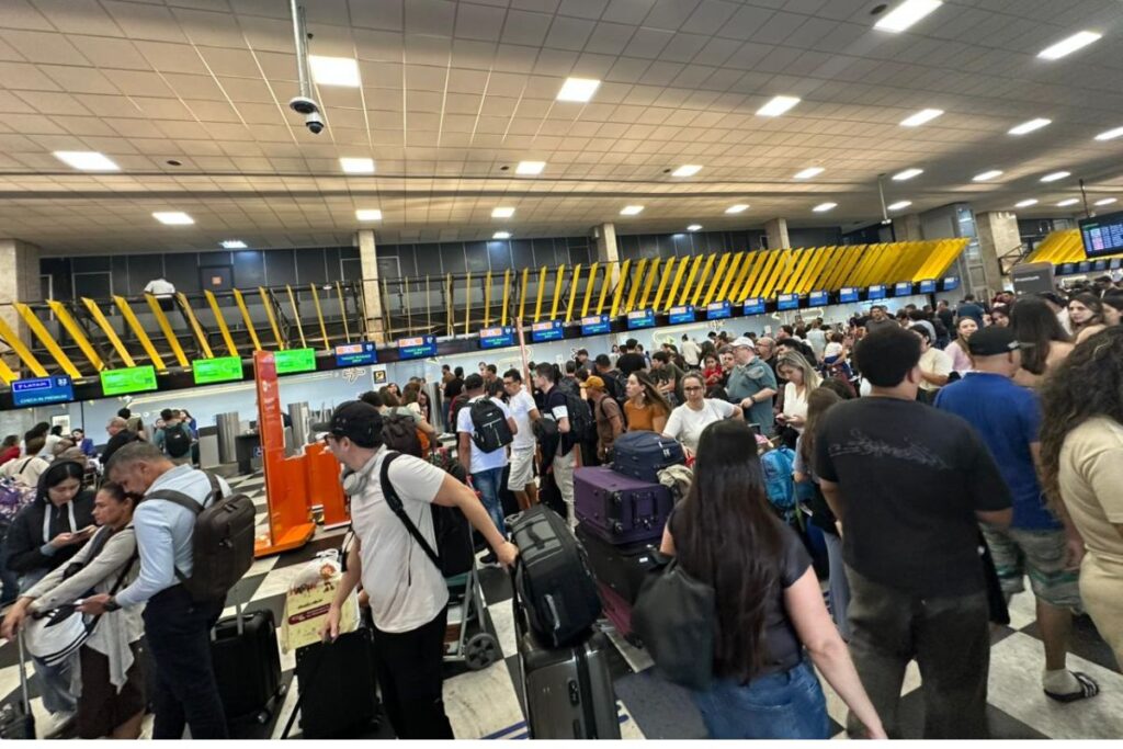 “humilhada-demais”:-passageiros-relatam-caos-em-aeroporto-apos-ciclone