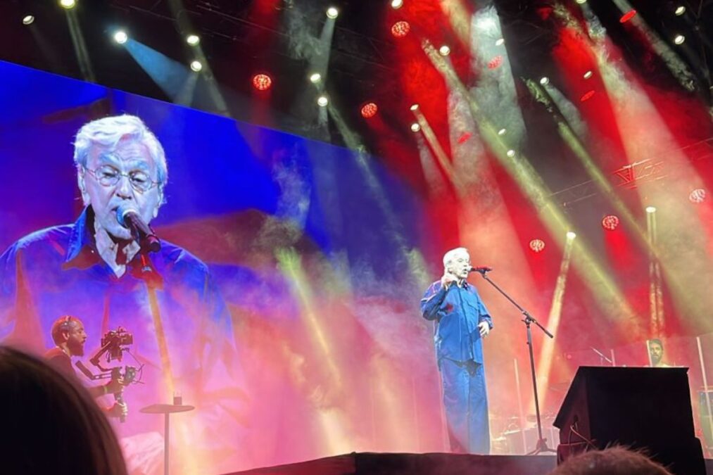 Caetano Veloso faz discurso sobre o Brasil sob gritos de “sem anistia”
