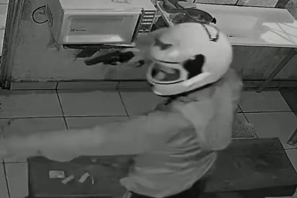 Criminosos de capacete invadem estabelecimento e matam comerciante a tiros