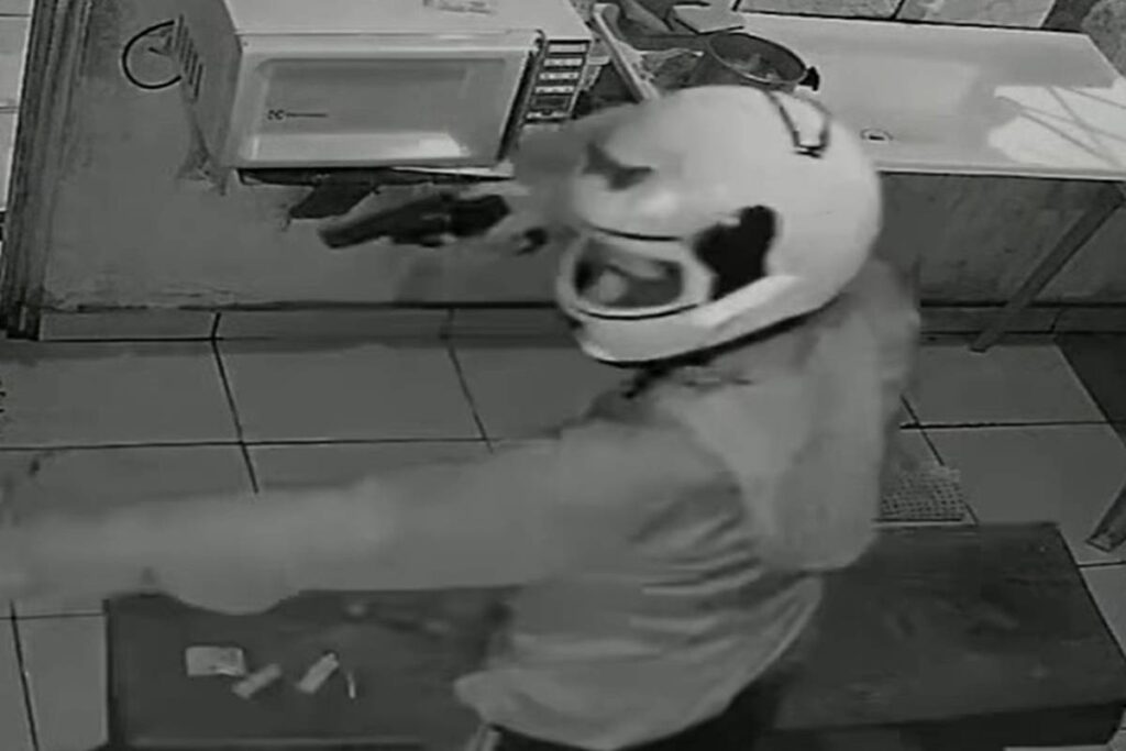 criminosos-de-capacete-invadem-estabelecimento-e-matam-comerciante-a-tiros