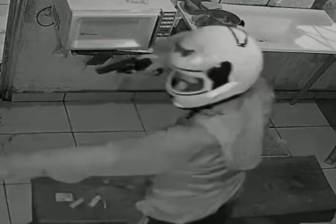 criminosos-de-capacete-invadem-estabelecimento-e-matam-comerciante-a-tiros
