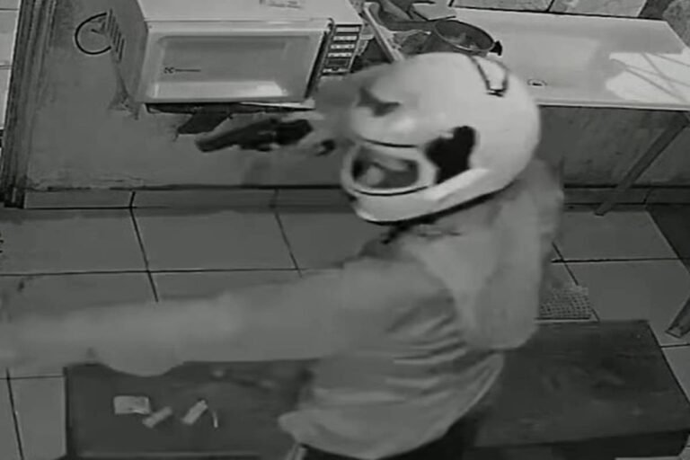 criminosos-de-capacete-invadem-estabelecimento-e-matam-comerciante-a-tiros