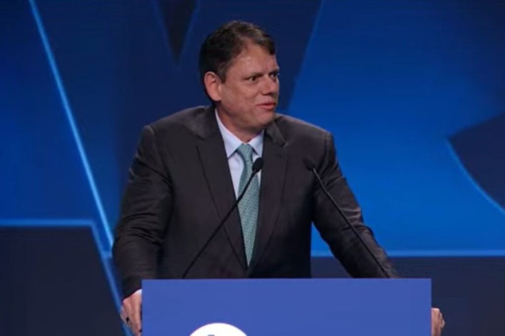 com-lula-na-plateia,-tarcisio-critica-polarizacao-politica-no-brasil