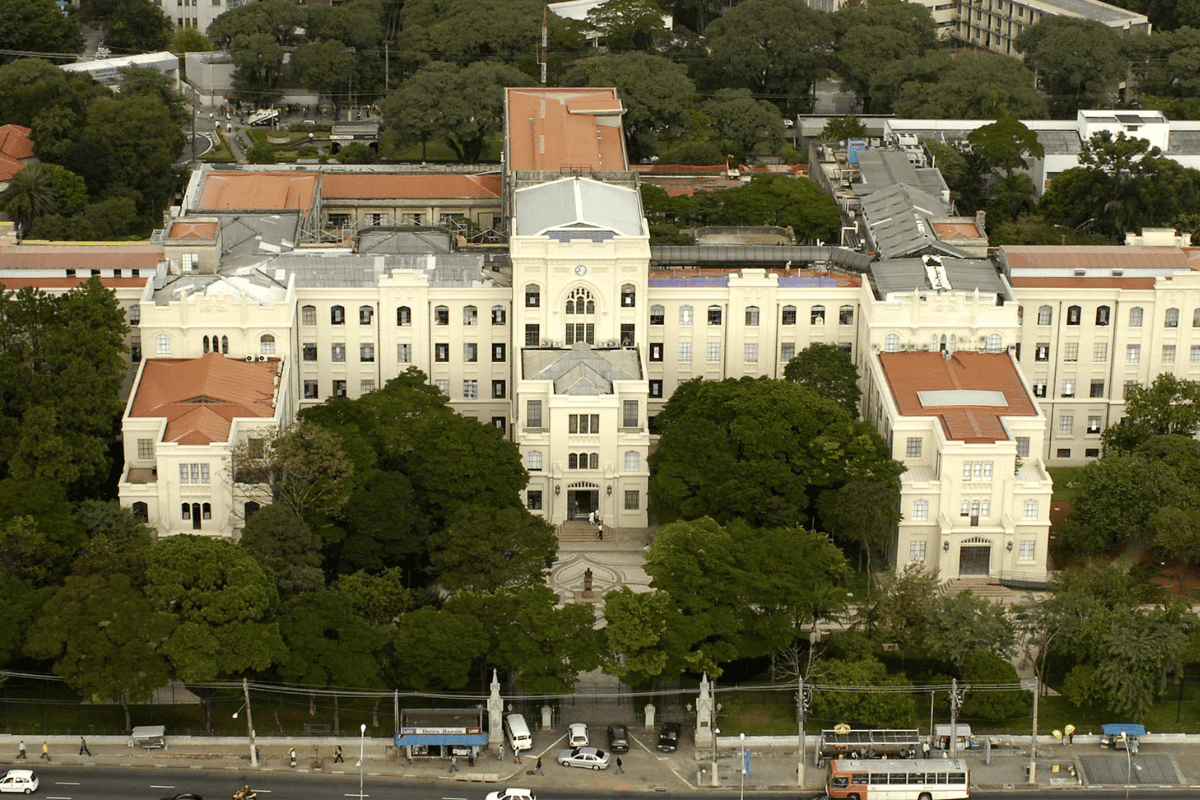 Oito a cada 10 estudantes de medicina em SP são brancos, diz estudo
