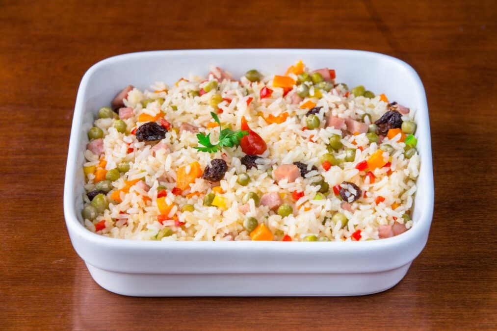 Arroz à grega na pressão fica pronto em apenas 20 minutos