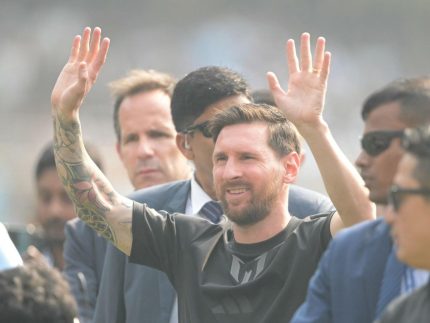 messi-na-india:-visita-do-astro-acaba-em-invasao-de-campo,-revolta-de-torcedores-e-prisao